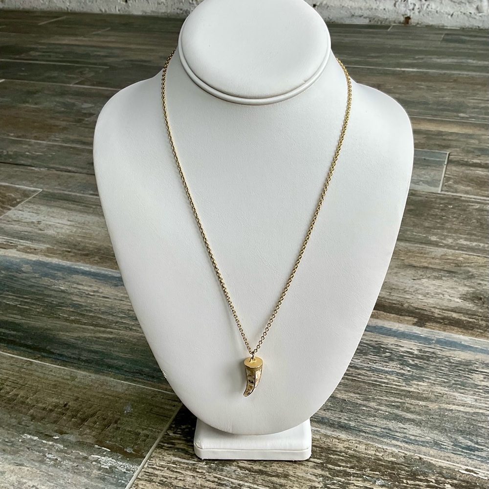 Elegant Gold Pendant Necklace